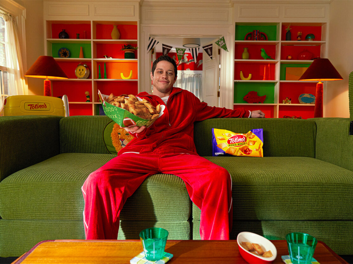 Davidson shows how easy it is to enjoy Totino’s Pizza Rolls as the perfect game day snack this football season